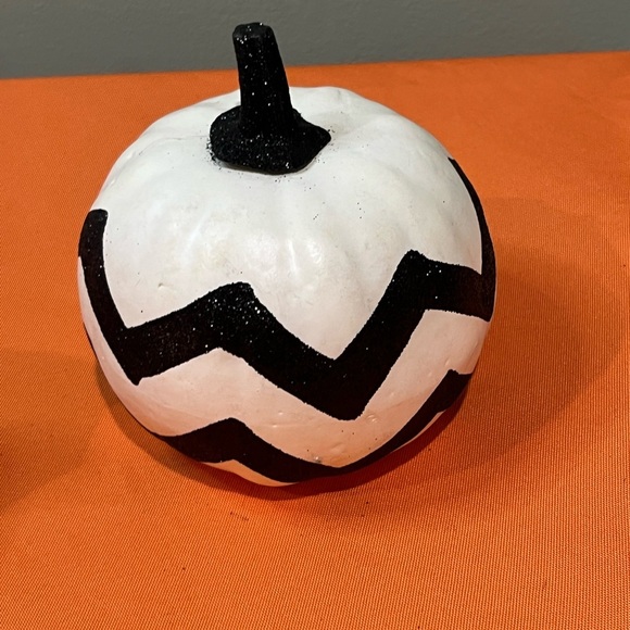 Halloween Skull and Pumpkin Decor set - Picture 5 of 16